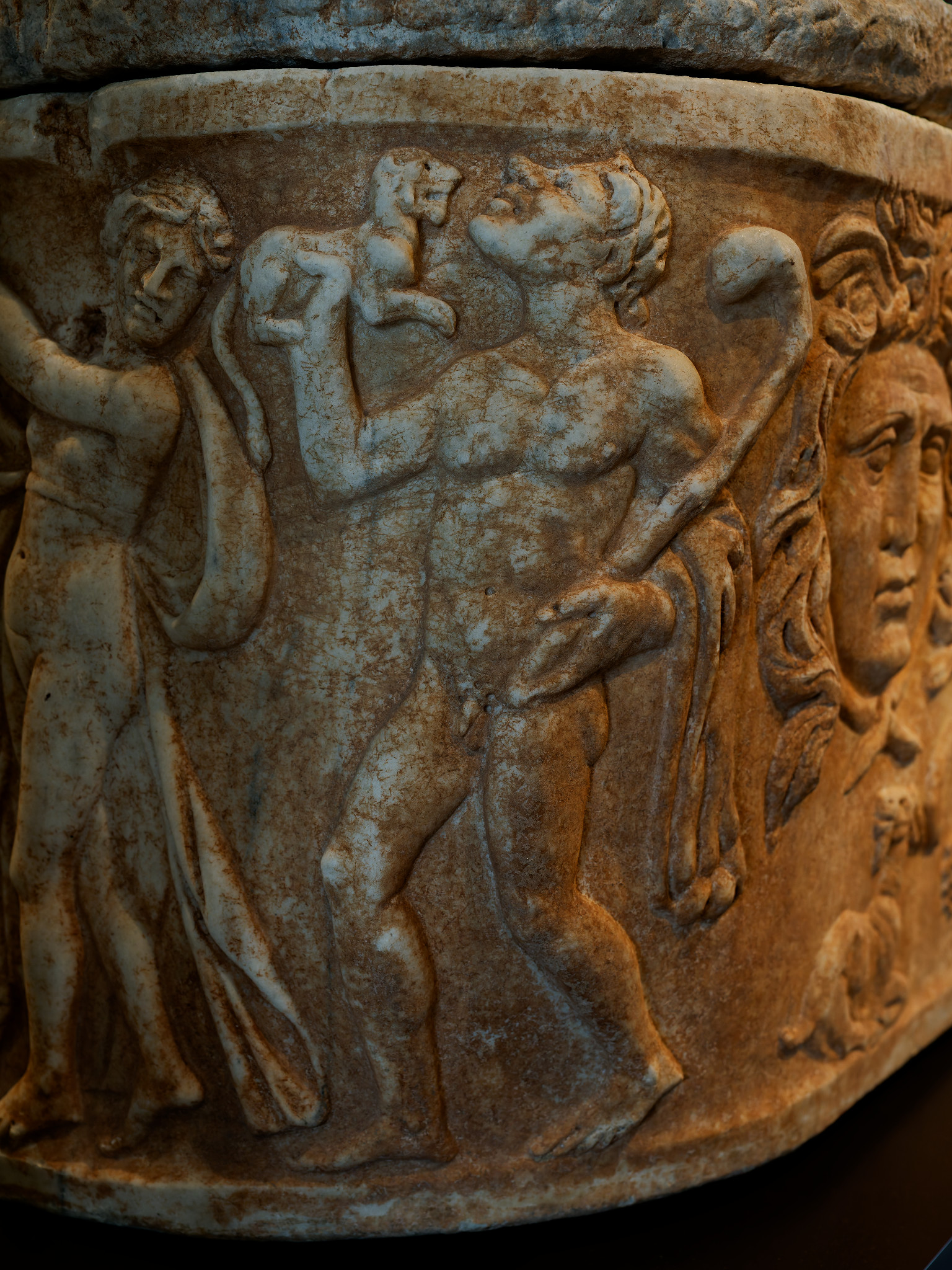 Sarkophag und Deckel mit dionysischen Szenen