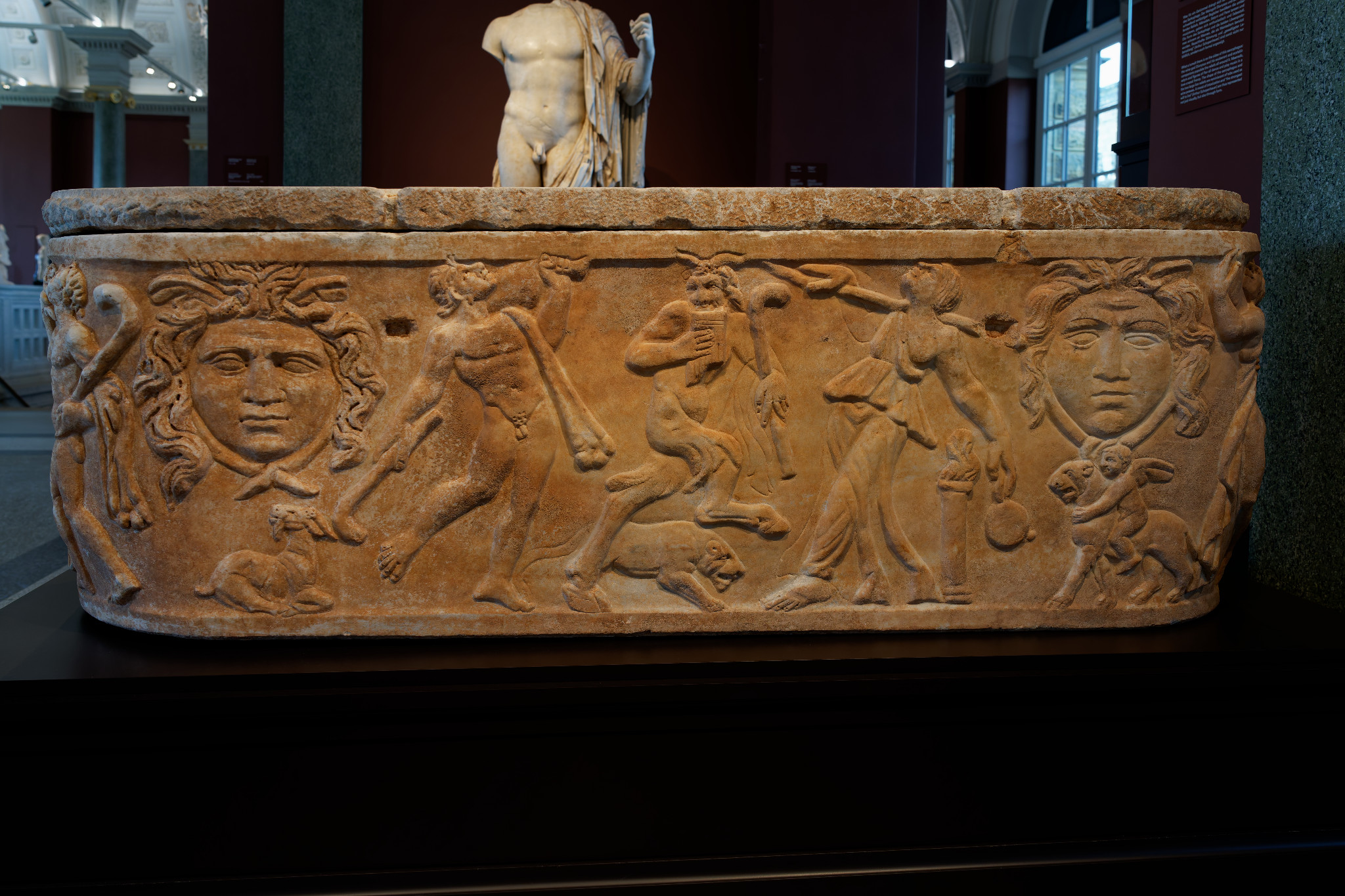 Sarkophag und Deckel mit dionysischen Szenen